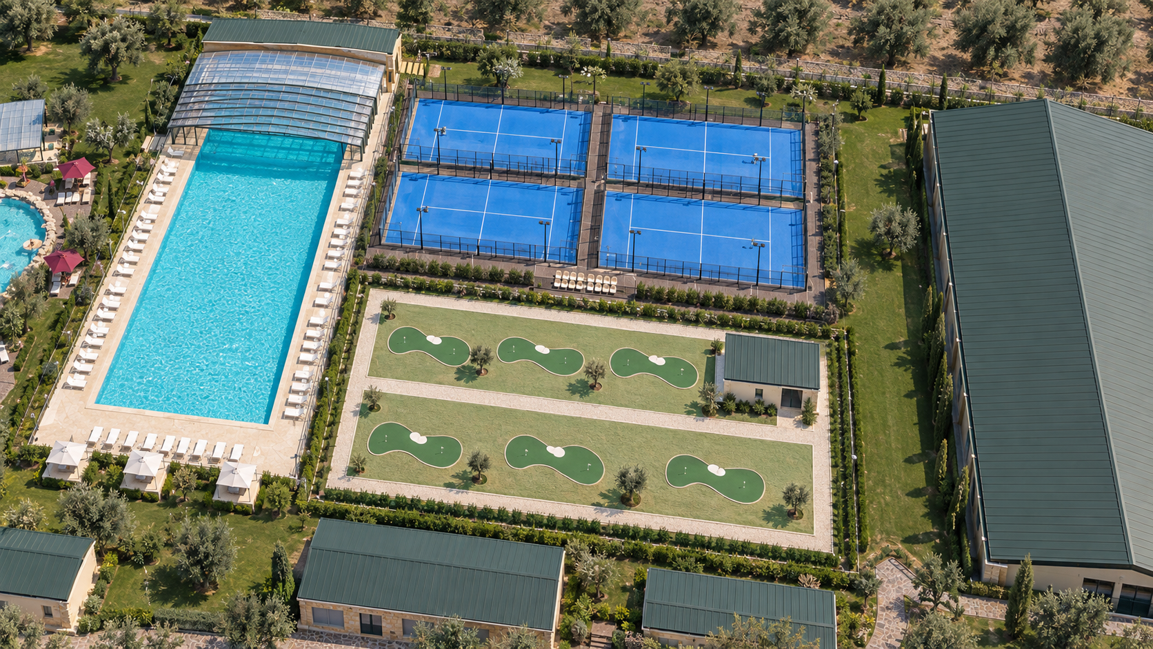 Dört padel kortu, mini tribün ve kortların altında dikdörtgen mini golf alanı.